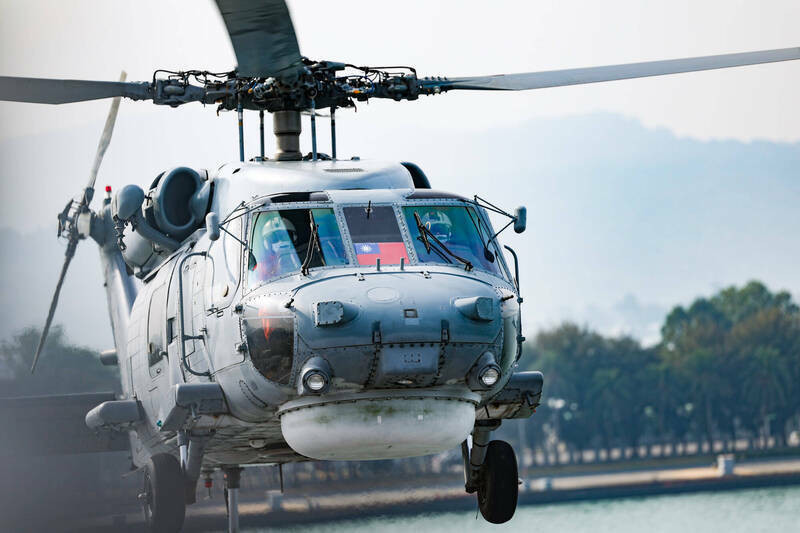 台灣新聞通訊社-S-70C反潛直升機罕見現身綠島機場 海軍：年度例行操演