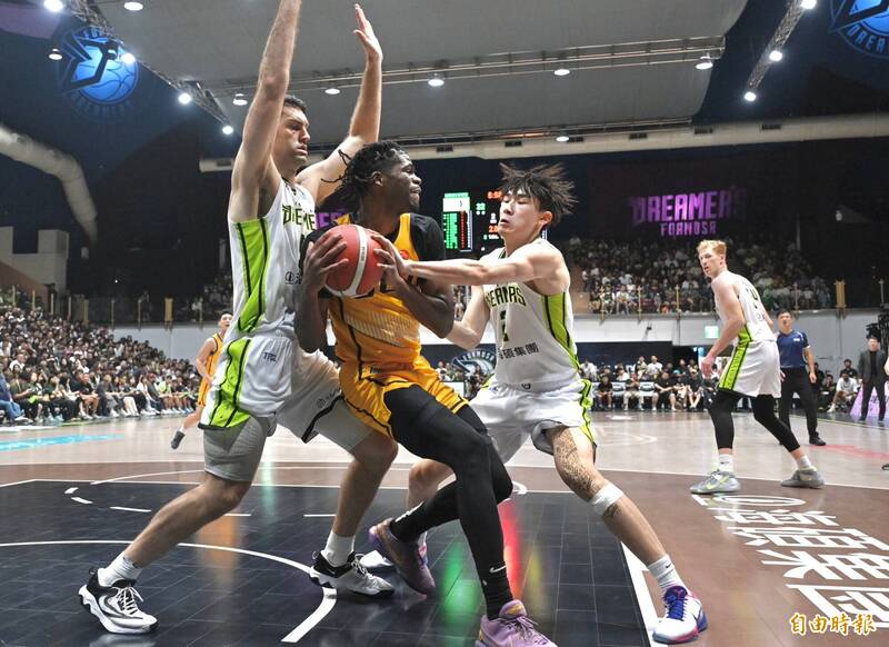 台灣新聞通訊社-TPBL》陳懷安強心臟關鍵3分彈 海神險勝雲豹喜收3連勝 