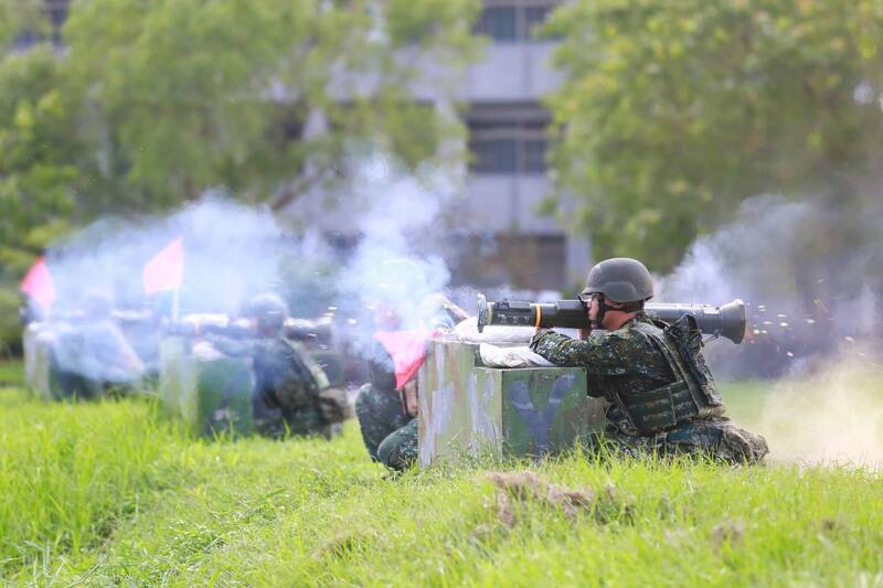 台灣新聞通訊社-一年義務役首射「紅隼」反裝甲火箭 訓練彈、模擬器明年陸續到位