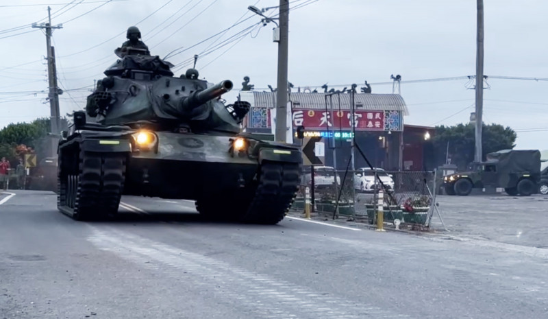 台灣新聞通訊社-「長泰19號操演」挺進彰化 M60A3戰車穿梭街頭民眾驚呼「超逼真」