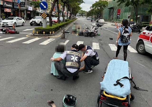 台灣新聞通訊社-紅牌重機「市區破百闖紅燈」！橫掃3機車害1女慘死　判賠金額出爐