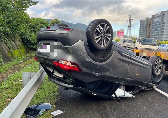 台灣新聞通訊社-國道3號北向爆車禍！半聯結車切車道　狠撞轎車慘翻車