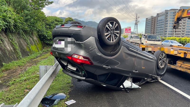 台灣新聞通訊社-國道3號北向爆車禍！半聯結車切車道　狠撞轎車慘翻車