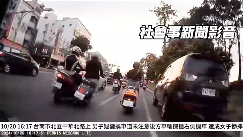 台灣新聞通訊社-機車一撞⋯白褲女頭部撞擊車尾「外套勾車牌」慘拖行10米！畫面曝光