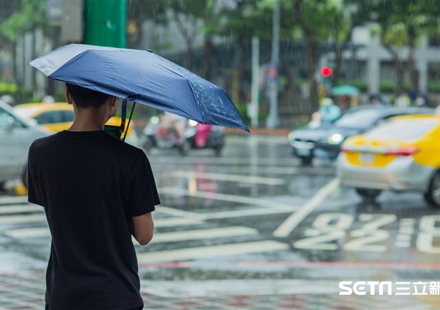 台灣新聞通訊社-東北季風+鋒面明殺到陡降5度！3地轉濕冷「雨下到發紫」　下週二再一波