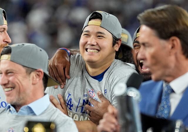 台灣新聞通訊社-MLB／道奇坐巴士移動客場超嗨　大谷翔平默默看漫畫