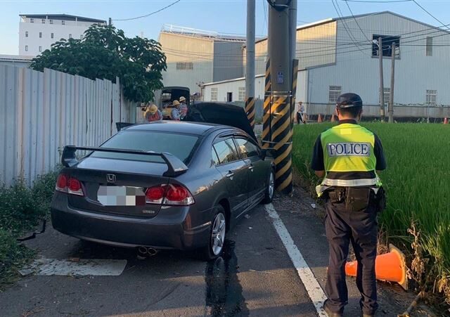 台灣新聞通訊社-台中男撞電桿慘死非自撞！警追出是閃BMW才撞車　肇事男裝沒看到逃逸