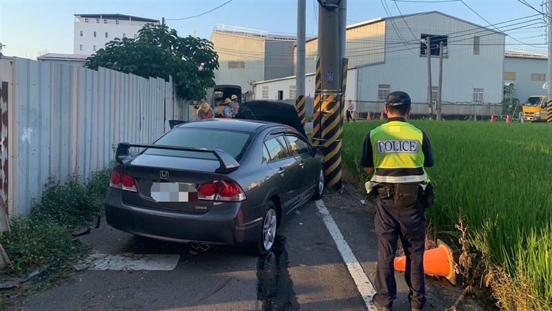 台灣新聞通訊社-台中男撞電桿慘死非自撞！警追出是閃BMW才撞車　肇事男裝沒看到逃逸