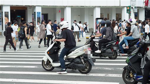 台灣新聞通訊社-交通新規這天上路！機車族違規秒開罰　小心「1800元飛了」