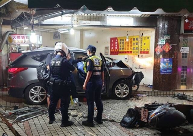 台灣新聞通訊社-15歲少年開車撞店3死！被封「東湖最強臭豆腐」　一開店就排滿人潮