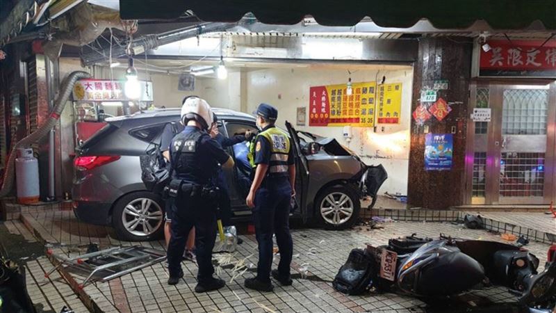 台灣新聞通訊社-15歲少年開車撞店3死！被封「東湖最強臭豆腐」　一開店就排滿人潮