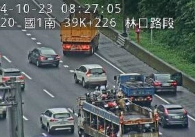 台灣新聞通訊社-快訊／國道1號北向爆追撞！大貨車慘撞轎車　斜停路肩佔1車道