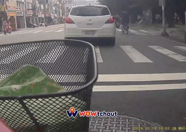 台灣新聞通訊社-台南單車男險捲轎車底！驚悚畫面曝光　網驚呼「騎在自己世界裡」遭回嗆