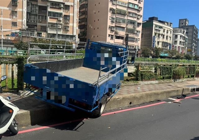 台灣新聞通訊社-五股小貨車「失控暴衝」慘上人行道　險進水溝超驚悚