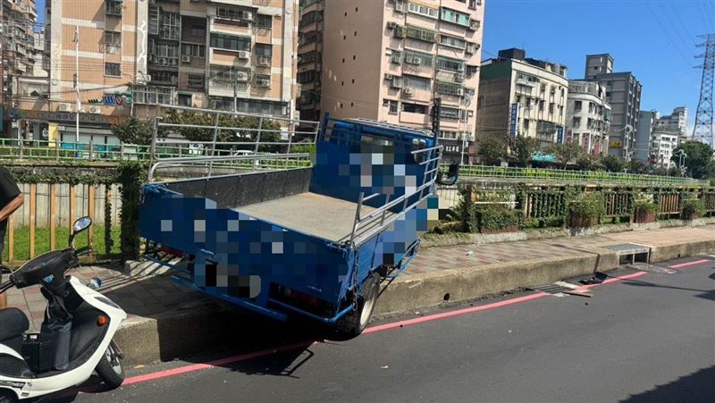 台灣新聞通訊社-五股小貨車「失控暴衝」慘上人行道　險進水溝超驚悚