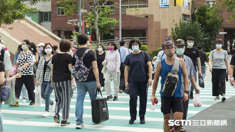 台灣新聞通訊社-感覺能下穿鐵皮！強颱康芮籠罩台灣　板橋網友被暴雨聲嚇醒