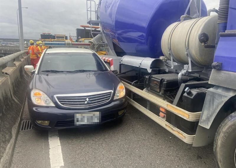 台灣新聞通訊社-國道1號驚悚車禍！警車開一半「遭水泥預拌車衝撞」現場畫面曝光了