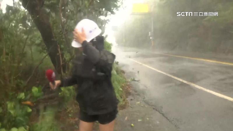 台灣新聞通訊社-強颱康芮來襲！三立記者無畏風雨挺進第一線　搭貨車入部落山區