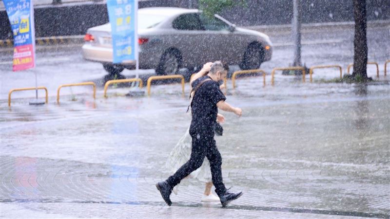 台灣新聞通訊社-鋒面、東北季風來了！北部變天「超猛雨彈開炸」　最新警戒區曝光