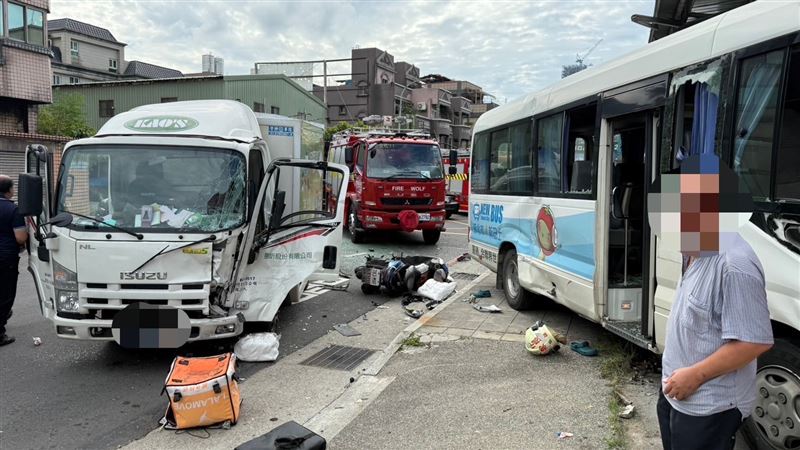 台灣新聞通訊社-沒在看！林口小貨車「巷口暴衝」狠撞公車　失控衝進檳榔攤釀7傷