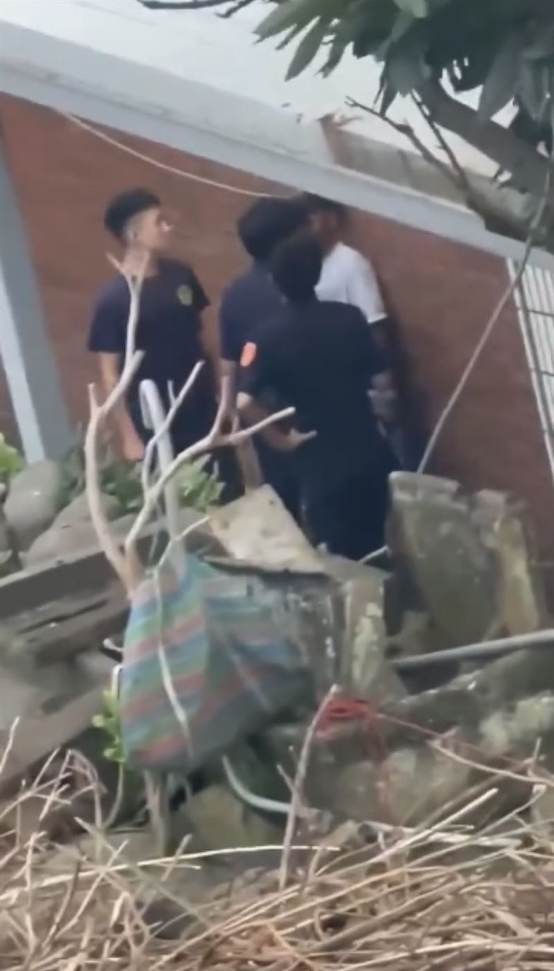 台灣新聞通訊社-員警執法過當？醉男闖派出所遭包圍　臉貼臉咆哮「在大聲什麼東西」