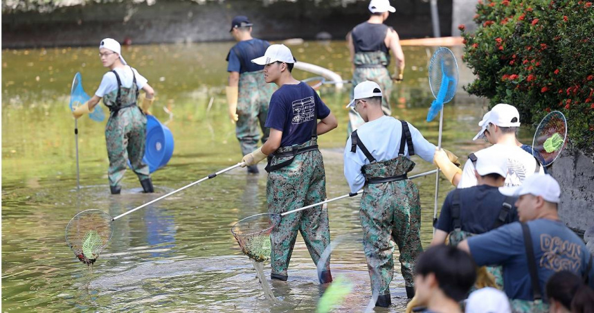 台灣新聞通訊社-成大成功湖15年未清淤！學生今下水開挖　「紅魔鬼、忍者龜」全現蹤