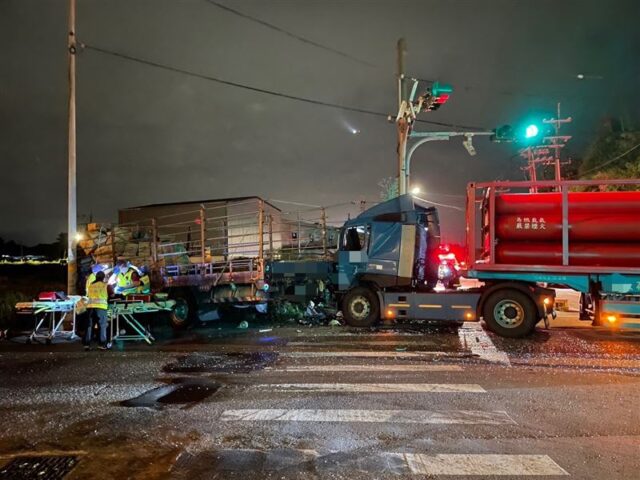 台灣新聞通訊社-桃園大貨車「疑似左轉未停等紅燈」！直行聯結車猛撞　車頭全毀