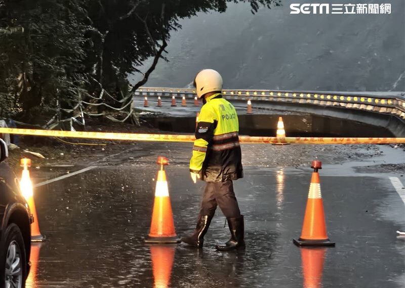 台灣新聞通訊社-康芮颱風掏空路基！台20線桃源復興路段驚見天坑…10米長大洞深達河床