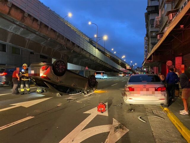 台灣新聞通訊社-北市大同驚悚車禍！醉男失控擦撞「180度大翻覆」現場畫面曝光了