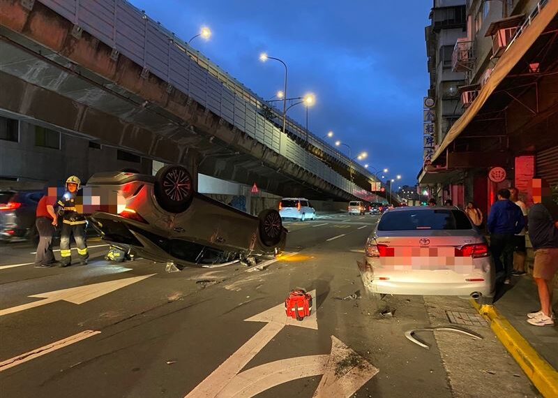 台灣新聞通訊社-北市大同驚悚車禍！醉男失控擦撞「180度大翻覆」現場畫面曝光了