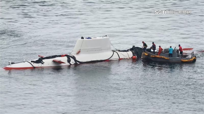 台灣新聞通訊社-「慧龍」水下無人載具！艦艏2具魚雷首曝光　軍事迷興奮狂拍照