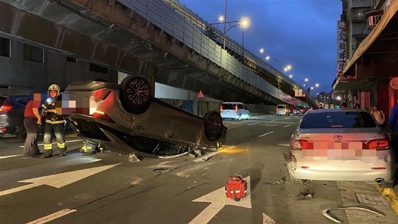 台灣新聞通訊社-扯！酒駕男「烏龜翻」斷5肋骨住院　警戒護陪7日嘆：浪費警力