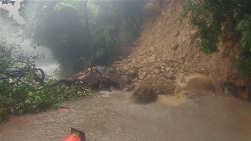 台灣新聞通訊社-快訊／大雨狂轟山區！陽金公路驚傳「土石坍塌」最新畫面曝光了