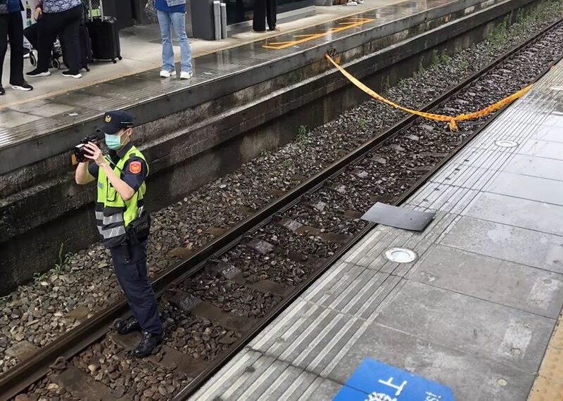 台灣新聞通訊社-快訊／內壢車站有人落軌！男遭自強號當場撞死　月台乘客直擊嚇瘋