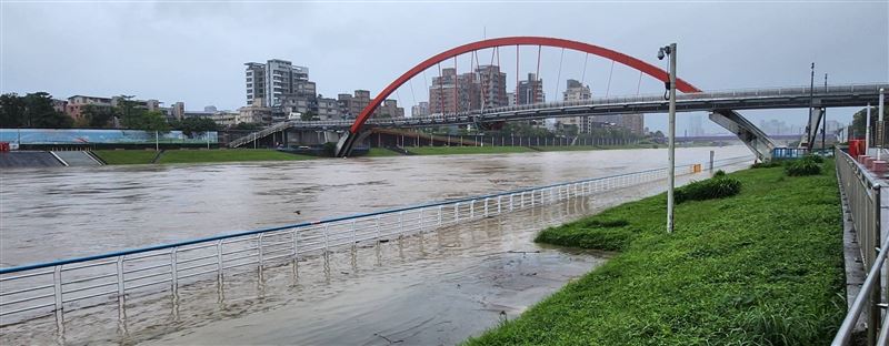 台灣新聞通訊社-雨狂下！基隆河上游水位上漲　北市府：遠離河濱以策安全