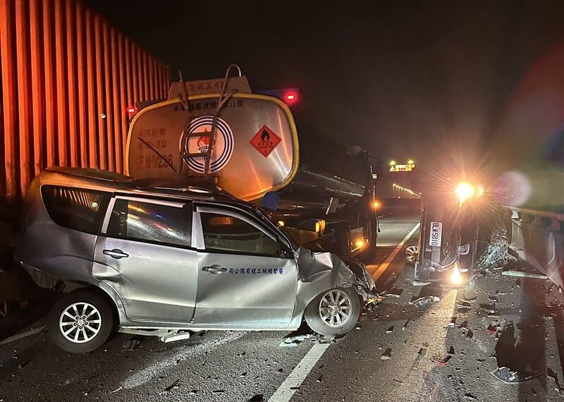 台灣新聞通訊社-快訊／國3香山段南下全線封閉！油罐車、砂石車「6車連環撞」5傷2命危