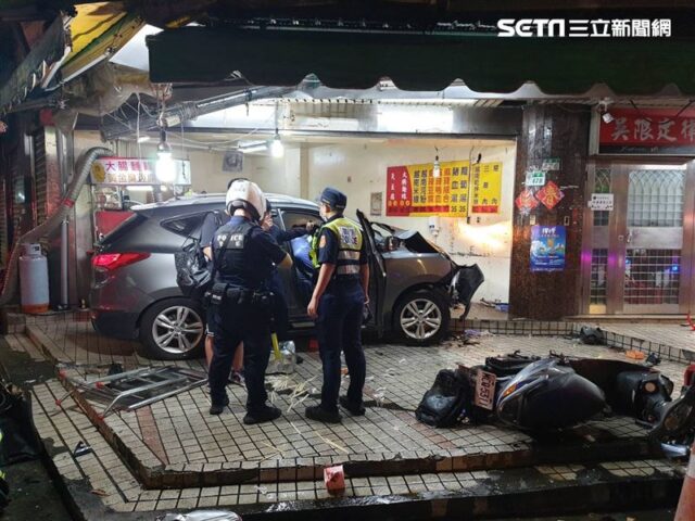 台灣新聞通訊社-15歲少年內湖撞死3人！民眾臭豆腐店外「擺鮮花哀悼」現場畫面超鼻酸