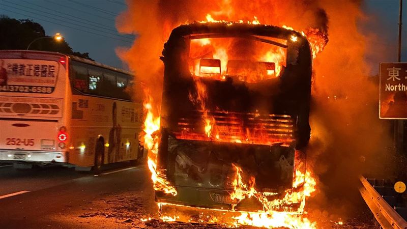 台灣新聞通訊社-客運火燒車「傳3個月前就飄濃煙味」　大都會急澄清：當日無班次故障