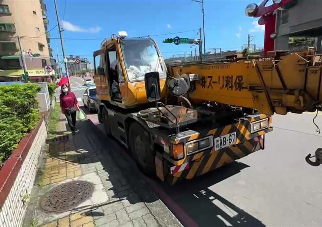 台灣新聞通訊社-基隆死亡車禍！工程車疑搶快轉彎　直行騎士被撞身亡