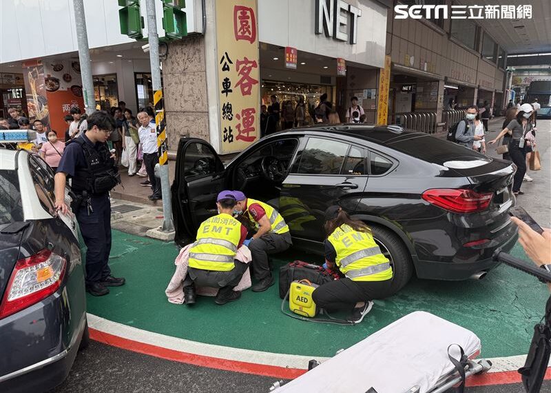 台灣新聞通訊社-疑癲癇發作！撞進桃園客運總站候車區　BMW駕駛昏迷送醫