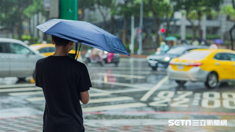 台灣新聞通訊社-台中BMW18歲男輾死人肇逃！前民代顧問母奔警局躲分隊長室疑特權