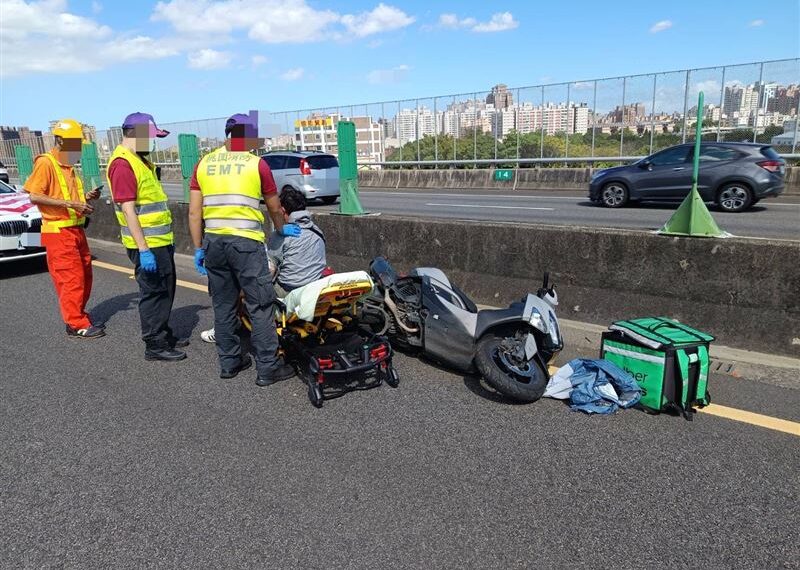 台灣新聞通訊社-外送員騎機車「疑恍神闖國道」南桃園段　自撞護欄慘摔