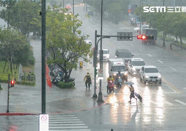 台灣新聞通訊社-快訊／風雨交加！大雷雨開炸雙北　15縣市強風特報