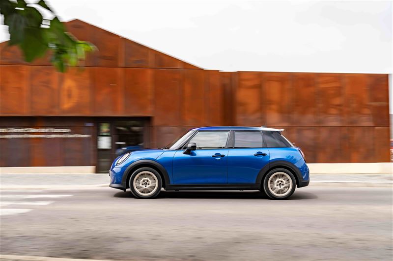 台灣新聞通訊社-全新世代MINI COOPER　五門掀背上市