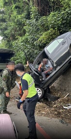 台灣新聞通訊社-快訊／6旬翁撞軍方交管人員！衝邊坡「垂直」路面　阿兵哥「受困車底」