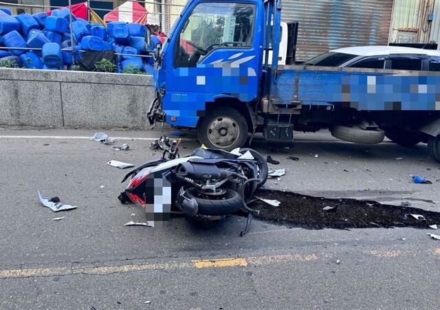 台灣新聞通訊社-快訊／新北五股重大車禍！貨車對撞機車慘噴飛　騎士命危搶救中