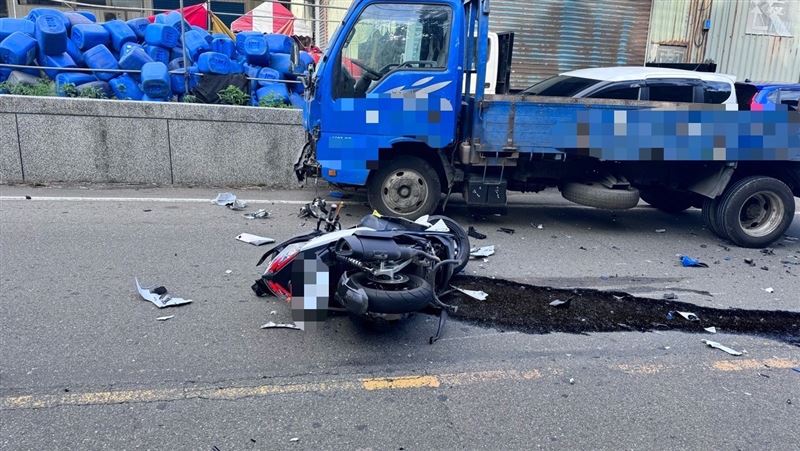 台灣新聞通訊社-快訊／新北五股重大車禍！貨車對撞機車慘噴飛　騎士命危搶救中