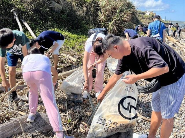 台灣新聞通訊社-森崴能源等企業攜家帶眷　東北角淨灘「手」護地球