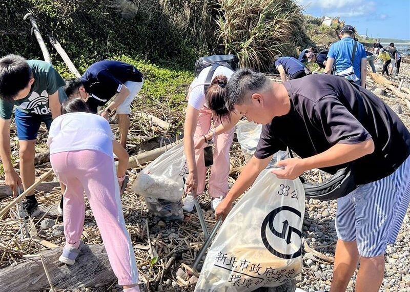 台灣新聞通訊社-森崴能源等企業攜家帶眷　東北角淨灘「手」護地球