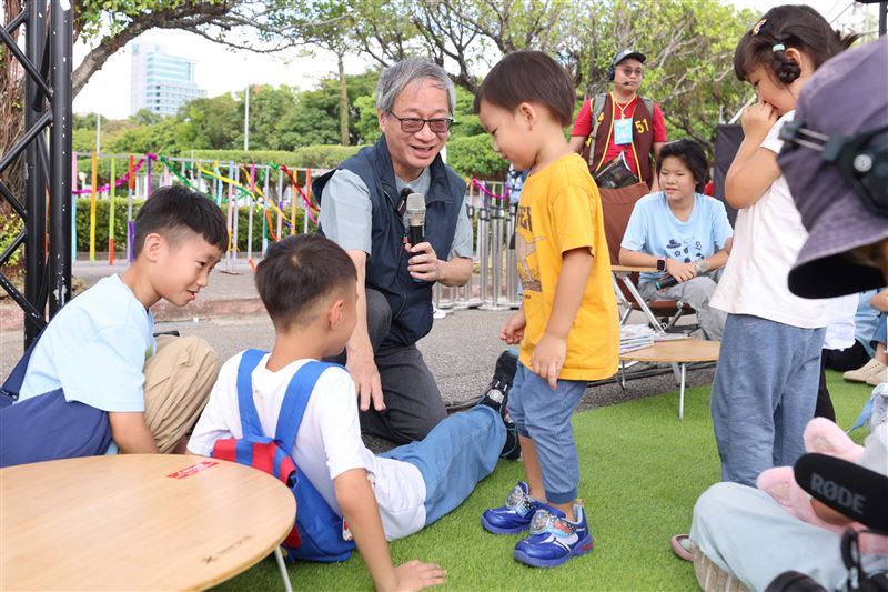 台灣新聞通訊社-阿公部長上街頭講故事 沒毛雞遇見大餓狼High翻全場